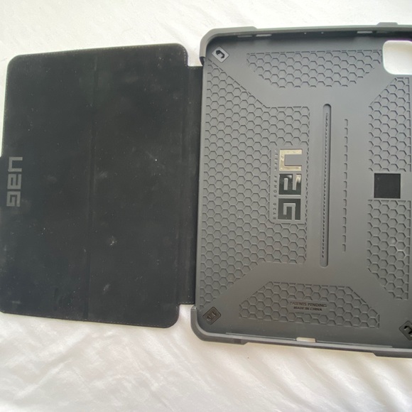 UAG Metropolis Case for iPad Pro 11-inch - Picture 3 of 3